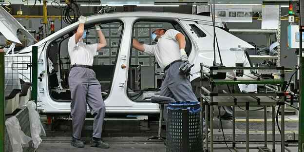 Thüringen, Eisenach: Mitarbeiter fertigen den Opel Grandland X im Opel-Werk. In der Diskussion um die europäischen Klimaziele verlangt die IG Metall einen fairen Umgang mit den Beschäftigten der deutschen Automobilindustrie.