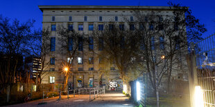 Der verlassene Eingangsbereich zum Club Berghain. Der Techno-Club ist in Zeiten der Corona-Pandemie geschlossen, öffnet für Partys aber wieder am 2. Oktober