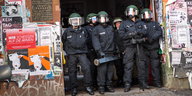 Polizisten im Eingang eines Berliner Wohnprjekts