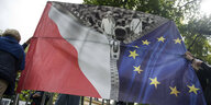 Eine Fahn im Reißverschlußprinzip, links polnisch, rechts die EU Fahne