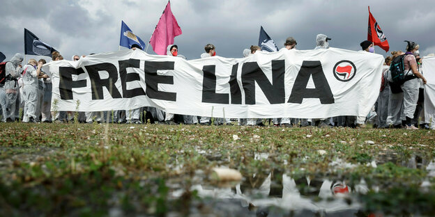 Demonstrierende fordern mit einem Banner "Freiheit für Lina E." zum Prozessbeginn vor dem Oberlandesgericht (OLG) Dresden.