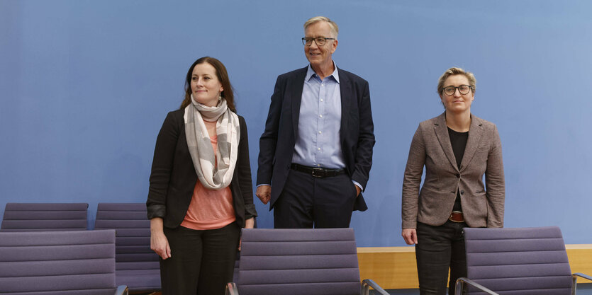 Wissler, Bartsch und hennig-Wellsow in der Bundespressekonferenz nach der Wahlniederlage