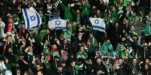 Haifafans im Gästeblock beim Spiel gegen FC Union