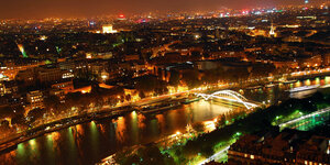 Paris und die Seine glitzern in der Nacht