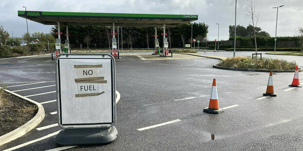 Verlassene Tankstelle mit einem Schild "No Fuel" davor