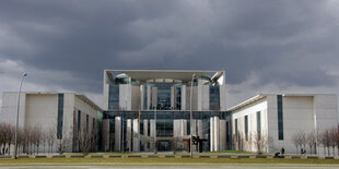 Das Kanzleramt in Berlin unter dunklen Wolken