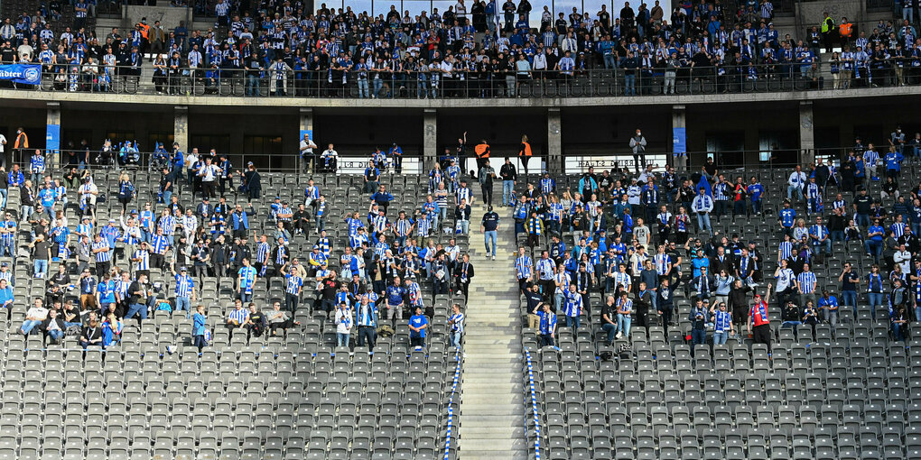 Kaum gefüllte Ostkurve im Olympiastadion in Berlin