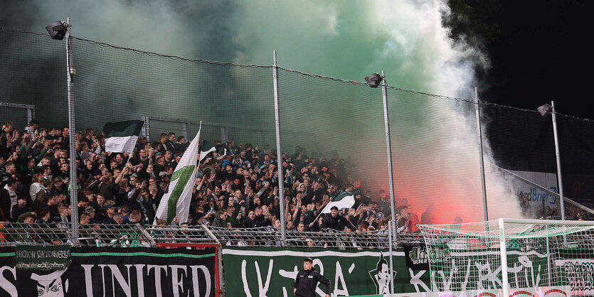 VfB-Block mit Pyrotechnik