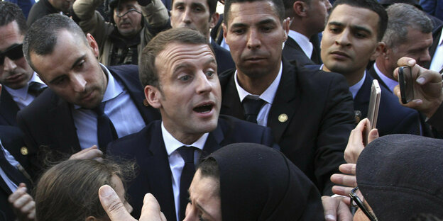 Frankreichs Präsident Macron in einer Menschenmenge.