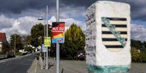 AfD-Plakat und sächsischer Grenzstein