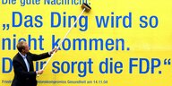 Christian Lindner, damals designierter Generalsekretär der nordrhein-westfälischen FDP, plakatiert Ende 2004 ein Zitat des ebenso damaligen CDU-Finanzexperten Friedrich Merz