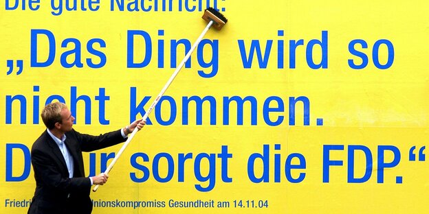 Christian Lindner, damals designierter Generalsekretär der nordrhein-westfälischen FDP, plakatiert Ende 2004 ein Zitat des ebenso damaligen CDU-Finanzexperten Friedrich Merz
