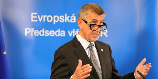 Der tschechische Premier Babis an einem Rednerpult