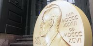 Ein Aufsteller in Form der prestigeträchtigen Nobelmedaille weist vor dem Nobelpreismuseum in der Altstadt Gamla Stan auf die Tage der Nobelpreis-Bekanntgaben hin.