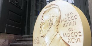 Ein Aufsteller in Form der prestigeträchtigen Nobelmedaille weist vor dem Nobelpreismuseum in der Altstadt Gamla Stan auf die Tage der Nobelpreis-Bekanntgaben hin.