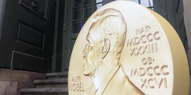 Ein Aufsteller in Form der prestigeträchtigen Nobelmedaille weist vor dem Nobelpreismuseum in der Altstadt Gamla Stan auf die Tage der Nobelpreis-Bekanntgaben hin.