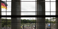 Blick aus dem Reichstag auf die große Kundgebung von Fridays for Future vor der Wahl