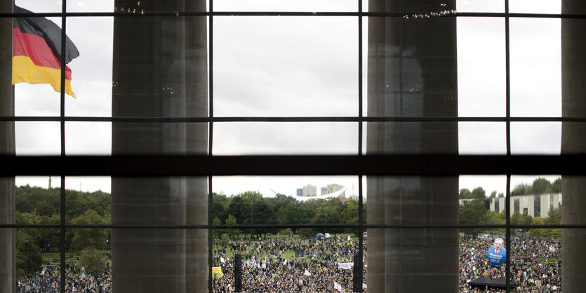 Blick aus dem Reichstag auf die große Kundgebung von Fridays for Future vor der Wahl