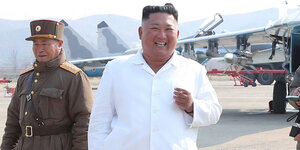 Kim Jong Un lacht in die Kamera.