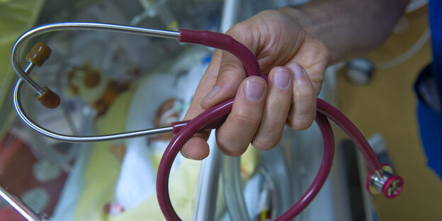 Stethoskop in der Hand einer Ärztin