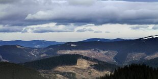 Himmel über den ukrainischen Karpaten. Bewaldete Berge mit großen, kahlen Stellen