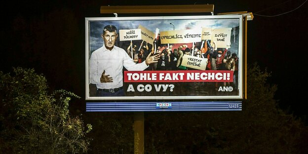 Wahlplakat mit Andrej Babis in Prag auf dem er für niedirge Steuern wirbt