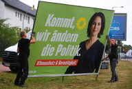 Wahlplakat mit Grünen-Chefin Baerbock wird abgebaut.