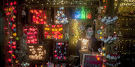 Weihnachtsmarktstand mit Lichterketten.