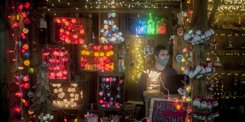 Weihnachtsmarktstand mit Lichterketten.