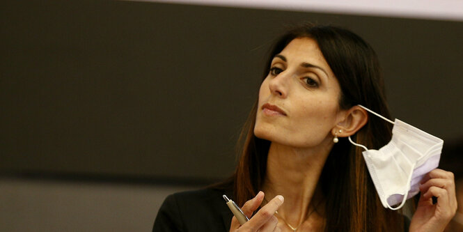 Virginia Raggi nimmt sich eine Atemmaske vom Gesicht