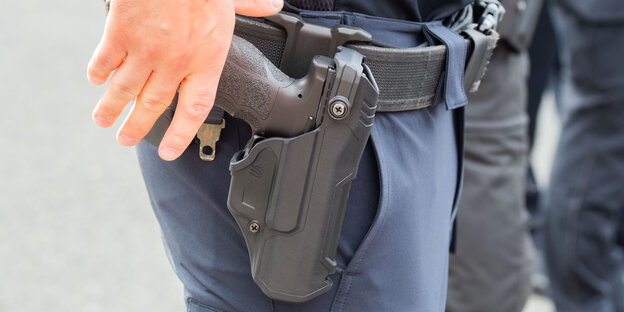 Ein Polizist der Zentralen Polizeidirektion Niedersachsen mit seiner Dienstwaffe