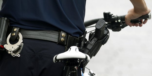 Polizist auf dem Fahrrad