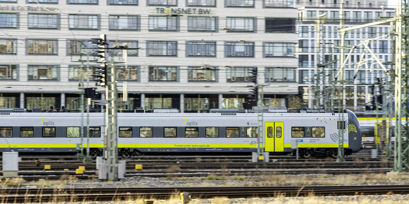 Ein Zug vor der Einfahrt in einen Bahnhof