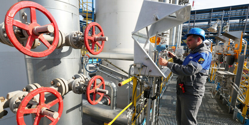 Rohre und Hähne in einem Gaswerk.