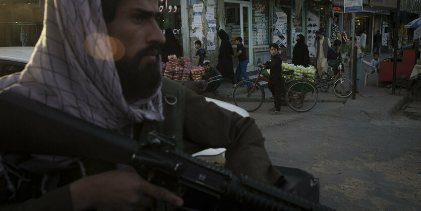 Ein Taliban auf der Straße.