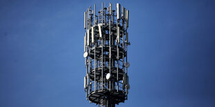 Ein Funkturm mit blauem Himmel im Hintergrund