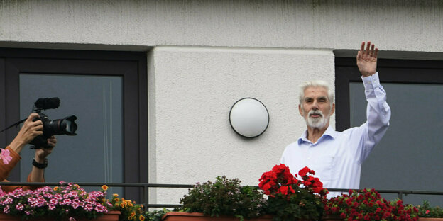 Klaus Hasselmann auf einem Balkon.
