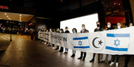 Mitarbeiter des Hotel Westin, die mit einem Banner ein Zeichen gegen Antisemetismus setzen wollen.