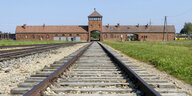 Haupttor der KZ Gedenkstätte Auschwitz-Birkenau in Polen.