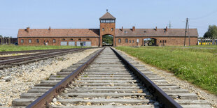 Haupttor der KZ Gedenkstätte Auschwitz-Birkenau in Polen.