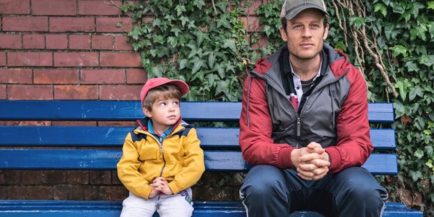 Vater und Sohn sitzen auf einer Parkbank in Uberto Pasolinis Film "Nowhere special"