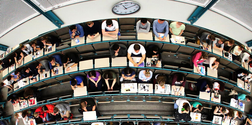 Studierende sitzen in einem Hörsaal