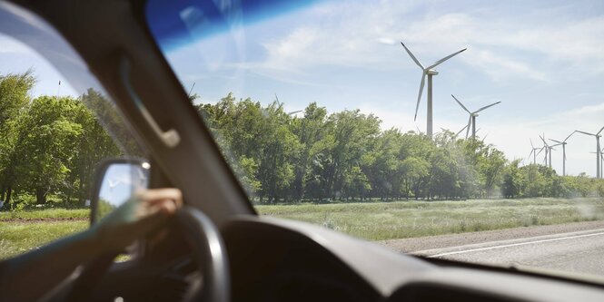 Windräder durch ein Autofenster gesehen.