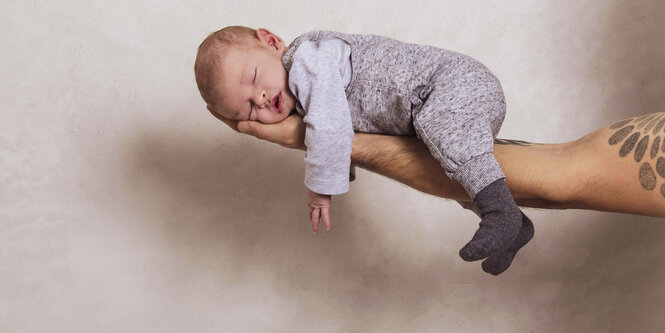 Ein Baby auf einem Arm.