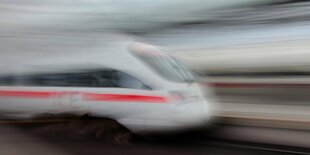 ICE der Bahn mit Bewegungsunschärfe fotografiert.