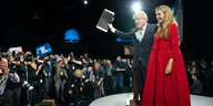 Boris Johnson und Ehefrau Carrie vor Fotografen.