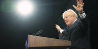 Boris Johnson gestikuliert bei einer Rede.