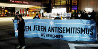 Demonstration gegegn Antisemitismus mit Transparent.