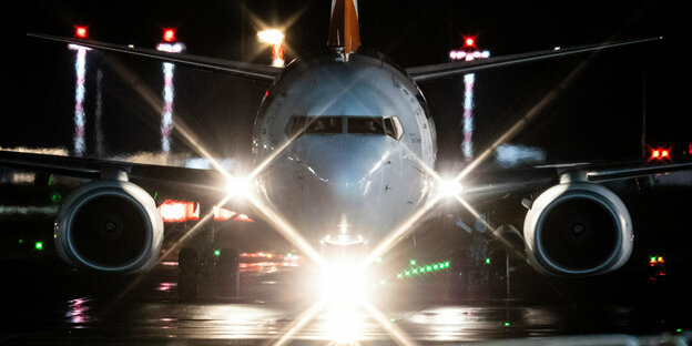 ine Chartermaschine rollt bei Nacht zu ihrer Position auf dem Flughafen Frankfurt.
