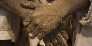 Von Addis nichts zu erwarten: Hände einer Arbeiterin in einer Ziegelfabrik in Pakistan.